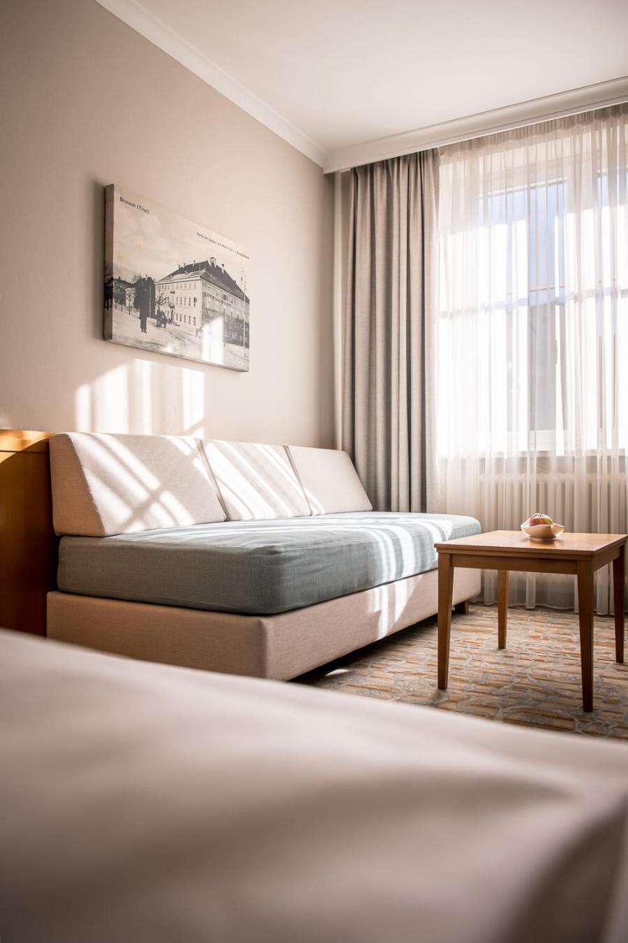 Hotel Post Alpine Cityflair Brunico Bagian luar foto