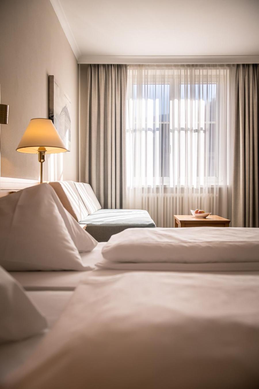 Hotel Post Alpine Cityflair Brunico Bagian luar foto